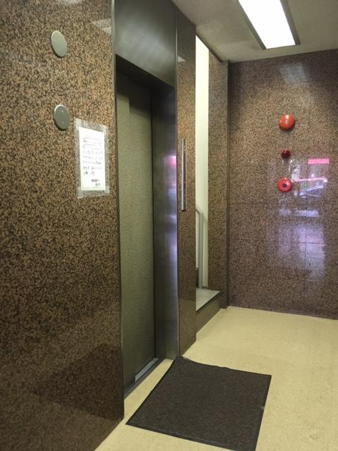 東亜ビルのエントランス