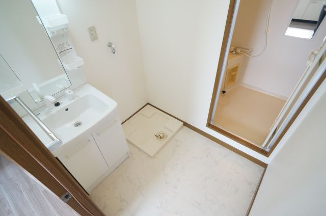 シャルムオーリンⅠの洗面所|脱衣スペースも広々しています