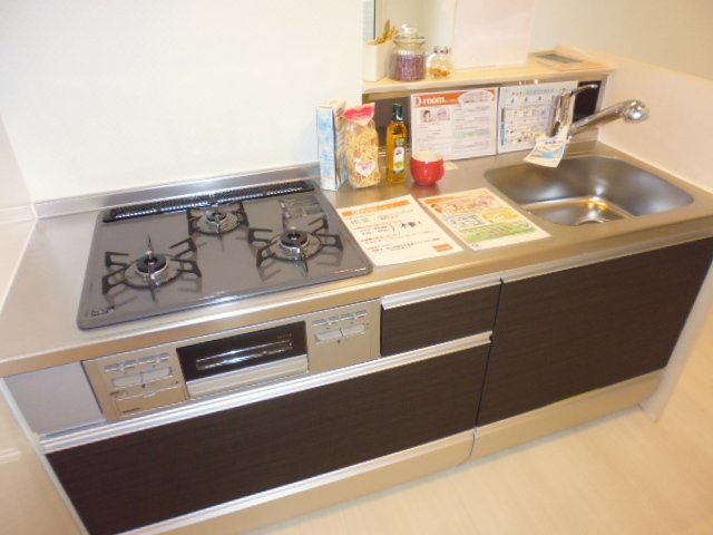 ラルーチェのキッチン|３口ガスコンロ付き