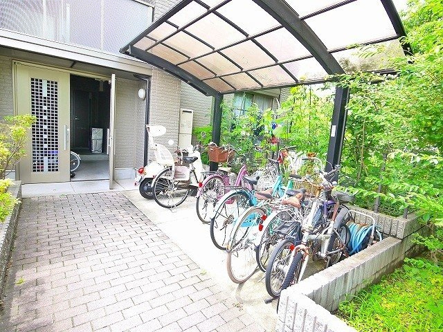 パークハイム（不審ヶ辻子町）のその他共用部分|ゆったりとした駐輪スペース。