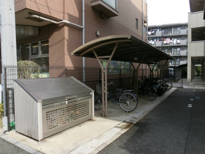 【その他共用部分】 | Ｋ´ＳシャンブルⅥ | ゴミ置き場とその奥に駐輪場