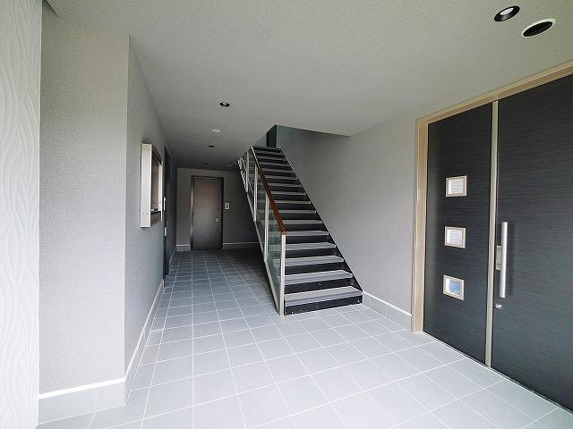 メゾンソワニエCのエントランス|高級感たっぷりのエントランスです