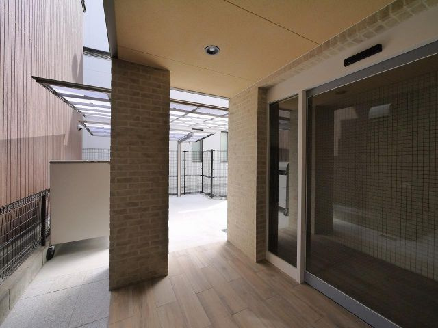 Kフラット三条のエントランス|きれいな共有スペース