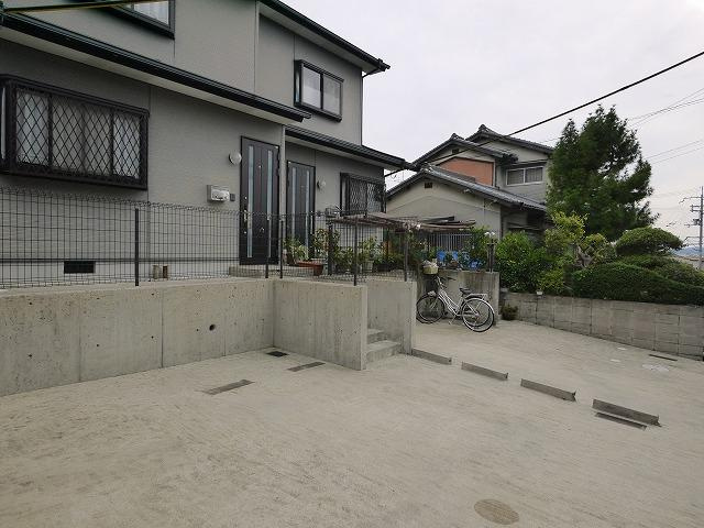 春日苑テラスハウスの駐車場
