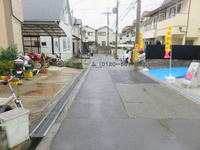 箕面市新稲６丁目　新築一戸建の前面道路含む現地写真