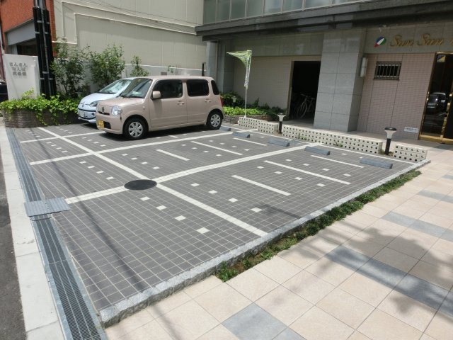 サンサンなんば弐番館の駐車場