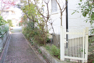 【周辺】 | 建物側面は遊歩道で、開放的です