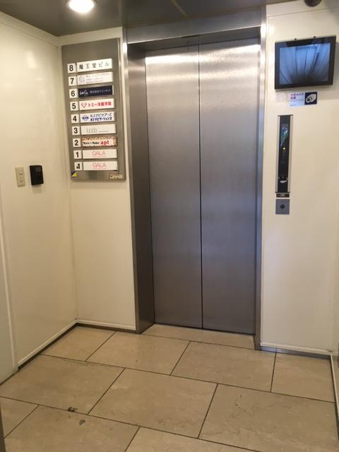 龍王堂ビルのエントランス