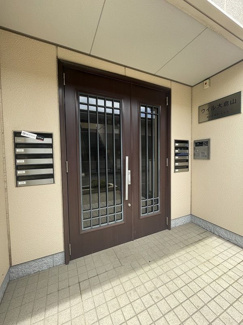 【エントランス】 | 共用エントランスは不審者の侵入を未然に防ぐオートロック付き！