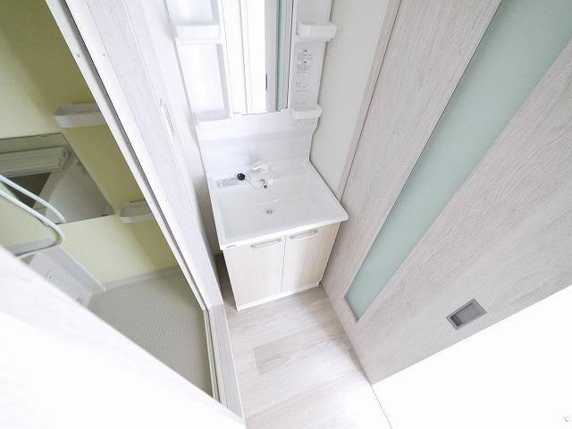 Kフラット三条の洗面所|ゆったりとスペースのある洗面所
