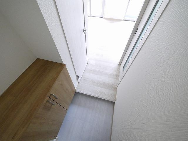 Kフラット三条の玄関|明るい玄関です