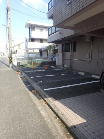 ピアノ第一ビルの駐車場