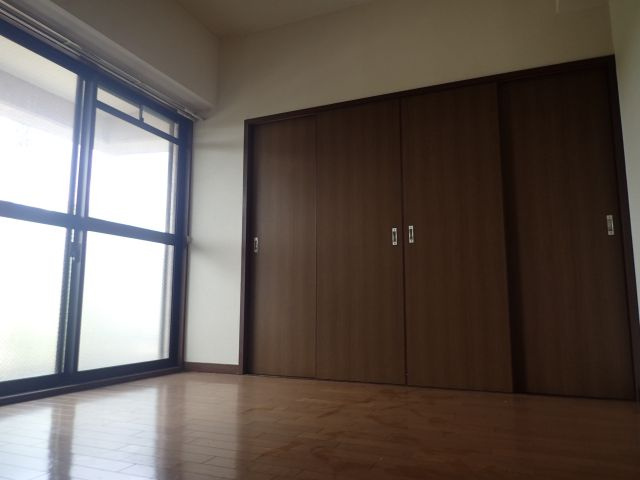 ピアノ第一ビルの洋室