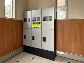 【その他共用部分】 | 共用エントランスには宅配BOXがあるので荷物の受け取りもスムーズに♪再配達を依頼する手間が省けます☆
