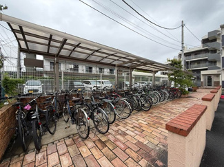 【その他共用部分】 | 屋根付きの駐輪場で雨が降っても大切な自転車が濡れなくてすみますね♪駅まで自転車もおすすめです！