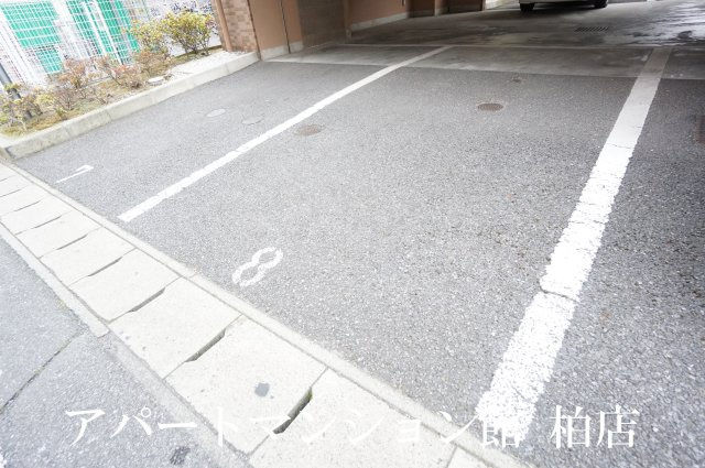 アルバ南柏の駐車場