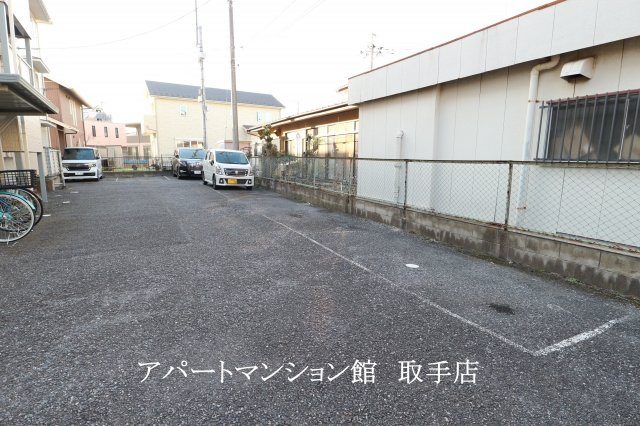 ロキシーウェルドの駐車場