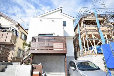 【外観】 | MLH善行みその台-NO.1【新築戸建】新価格！ | ウッドデッキにひな壇☆プラシバシーも守れて、陽当たりも、風の通りも良好な新築一戸建てです☆藤沢市でも高台の場所になります☆