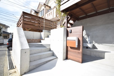 【外観】 | MLH善行みその台-NO.1【新築戸建】新価格！ | ウッドデッキにひな壇☆プラシバシーも守れて、陽当たりも、風の通りも良好な新築一戸建てです☆藤沢市でも高台の場所になります☆