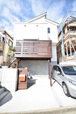 【外観】 | MLH善行みその台-NO.1【新築戸建】新価格！ | ウッドデッキにひな壇☆プラシバシーも守れて、陽当たりも、風の通りも良好な新築一戸建てです☆藤沢市でも高台の場所になります☆