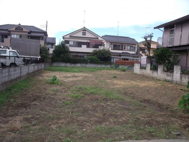 鴻巣市小松１丁目の売地の前面道路含む現地写真