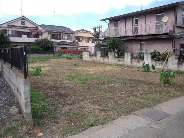 鴻巣市小松１丁目の売地の前面道路含む現地写真