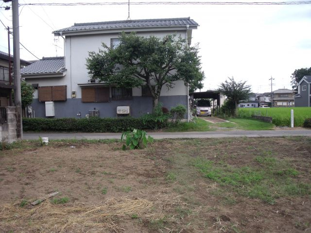 鴻巣市小松１丁目の売地の前面道路含む現地写真