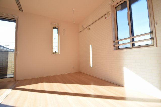 ドエルの寝室|朝日が入る明るい洋室