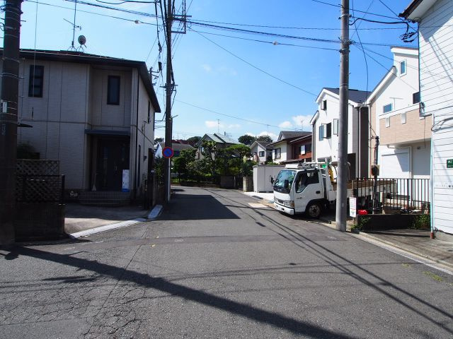 保土ヶ谷狩場町全２棟　新築戸建ての前面道路含む現地写真