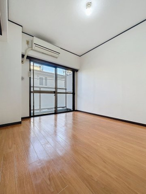 【居間・リビング】 | エレガンス笹塚 | ★2面採光で通風良好★