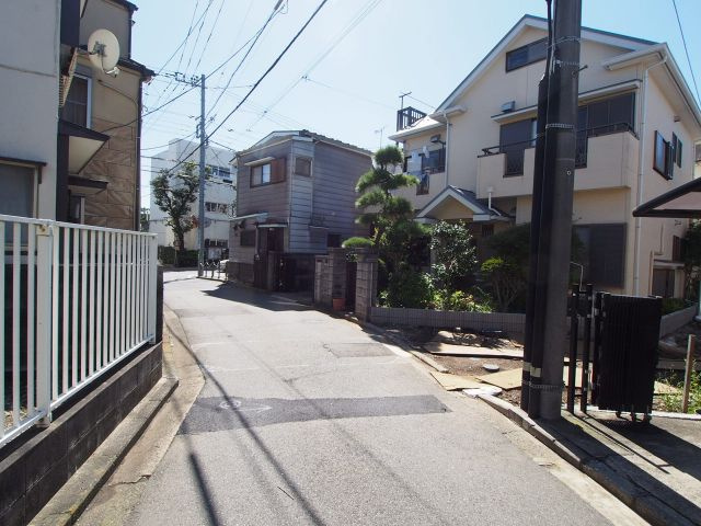 保土ヶ谷区桜ヶ丘１丁目全２棟　新築戸建ての前面道路含む現地写真