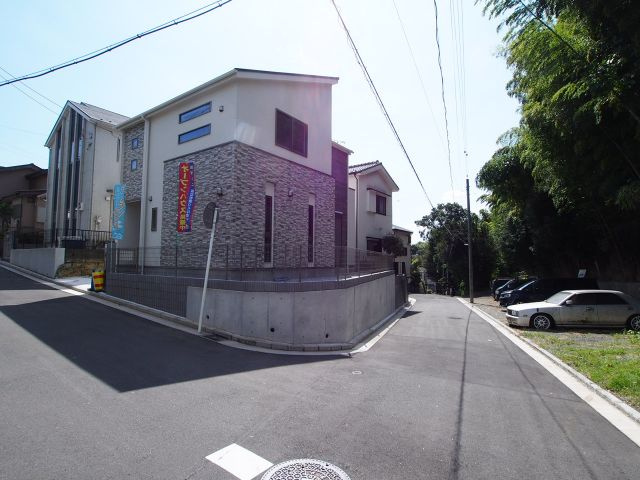 保土ヶ谷区新桜ヶ丘１丁目　新築戸建ての前面道路含む現地写真