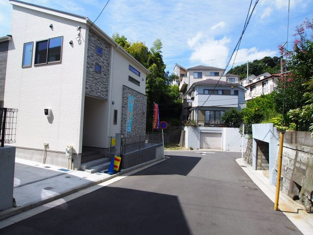保土ヶ谷区新桜ヶ丘１丁目　新築戸建ての前面道路含む現地写真