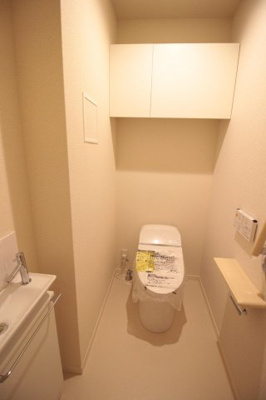 【トイレ】 | ジューンベリーガーデン北畠 | 手洗い場のある温水洗浄便座付トイレです。