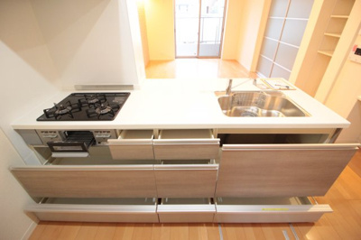 【キッチン】 | ジューンベリーガーデン北畠 | 三口ガスコンロとお魚グリルがあるので、料理のレパートリーが豊富になりますね♪