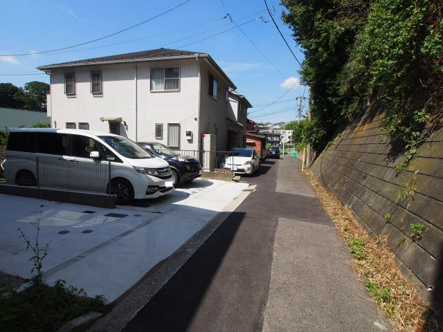 保土ヶ谷区月見台全３棟　新築戸建ての前面道路含む現地写真