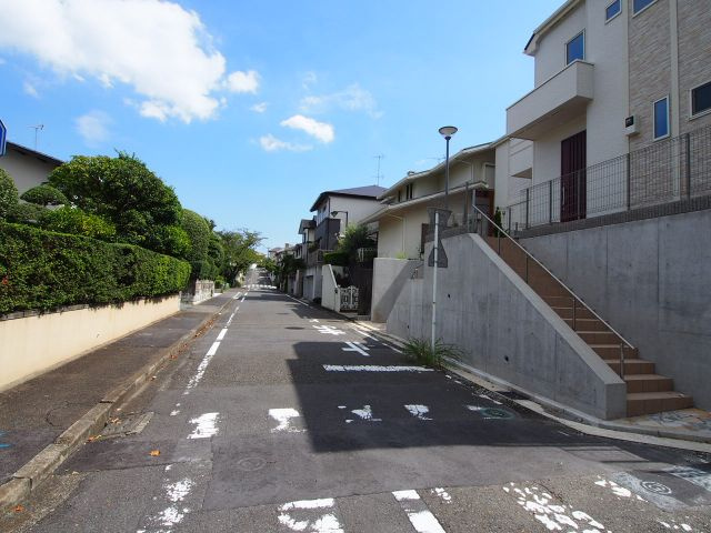 保土ヶ谷区常盤台全２棟　新築戸建ての前面道路含む現地写真|前面道路も広く、開放感がございます。