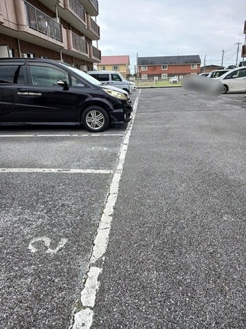 クレセントフジAの駐車場