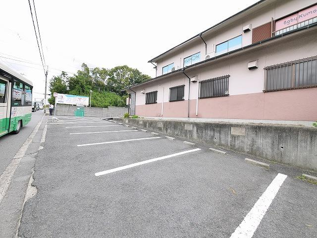 藤ノ木台1丁目バス停前事務所の駐車場