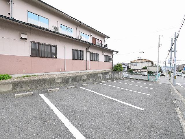 藤ノ木台1丁目バス停前事務所の駐車場