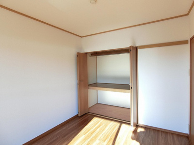 【収納】 | ザ・パークサイドA | 南西向き洋室6帖のお部屋にあるクローゼットです☆お気に入りのお洋服もすっきり収納できます♪