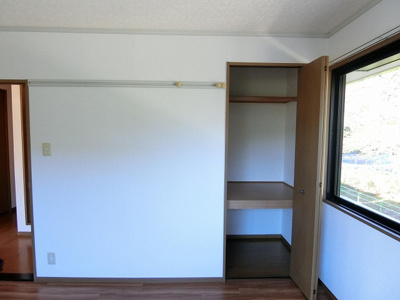 【収納】 | ザ・パークサイドA | 角部屋二面採光の洋室6帖のお部屋にある収納スペースです！お部屋がすっきり片付いて快適に☆