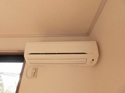【設備】 | ザ・パークサイドA | 暑い夏や寒い冬に大活躍！リビングダイニングキッチンにあるエアコンです☆冷暖房完備で1年中快適に過ごせます♪