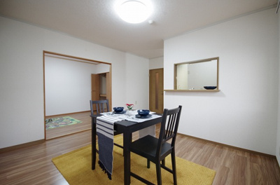 【居間・リビング】 | ザ・パークサイドA | 南西向きリビングダイニングキッチン11.5帖☆女性に人気なカウンターキッチンです！椅子とテーブルを囲んで家族団欒の時間を過ごせます♪