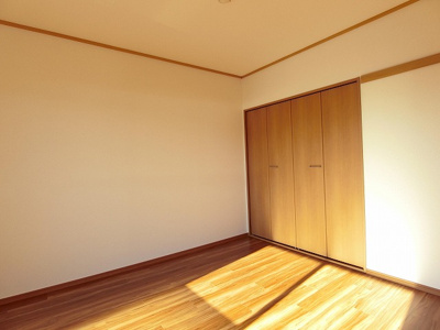 【洋室】 | ザ・パークサイドA | 南西向き洋室6帖☆クローゼットがあります♪お洋服の多い方もお部屋が片付いて快適に過ごせますね♪