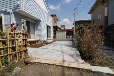 【駐車場】 | 所沢市荒幡新築 アメリカン住宅風　 | 駐車場がわに4ｍの通路部分が隣接しておりますので開放感抜群です。