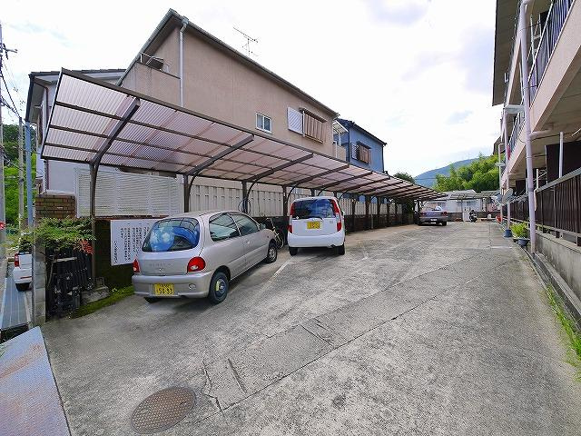ハイツ東生駒の駐車場
