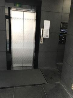 目白寛永堂ビルのエントランス