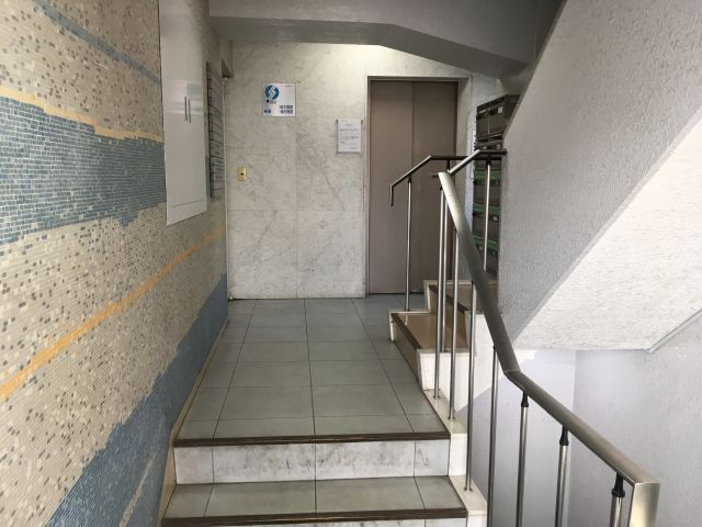 犬山ビルのエントランス