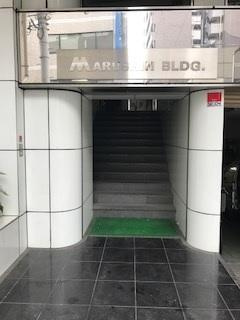 MARUSHINビルのエントランス